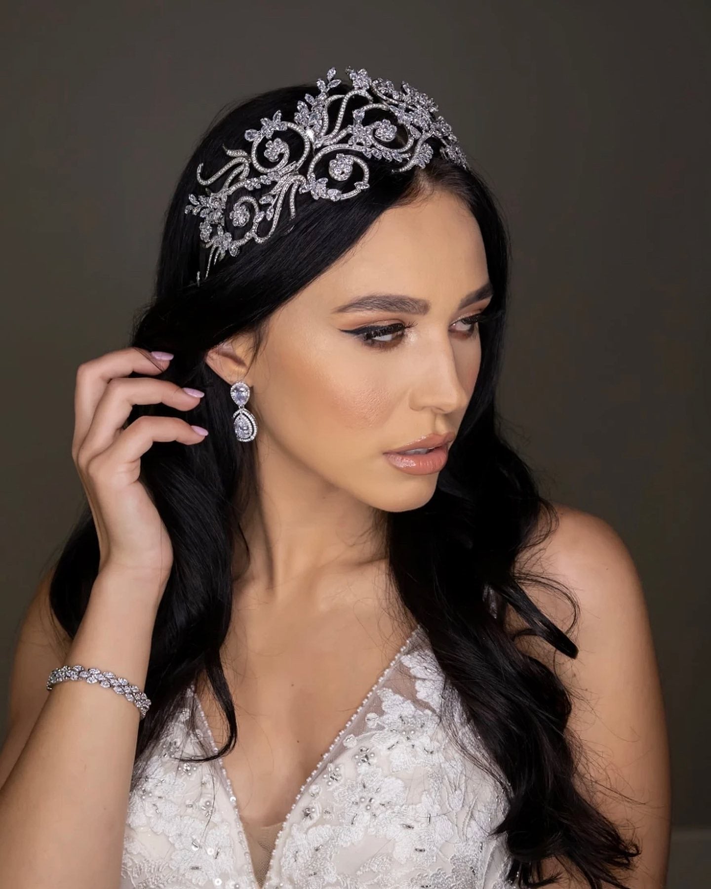 Best Bridal Earrings: How to Choose for Your Wedding Dress - Ellee Couture Boutique - United States Best Bridal Earrings: How to Choose for Your Wedding Dress - Ellee Couture Boutique - United States