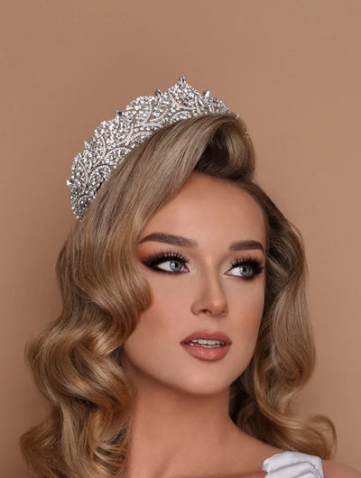 Glamorous Accents: Luxurious 3D Crowns and Tiaras for Brides