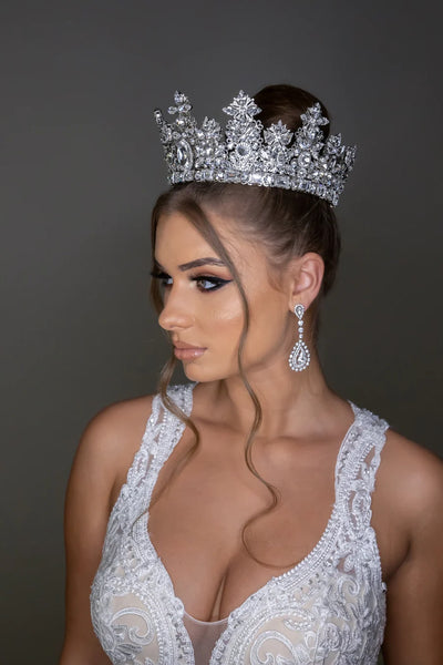 The Elegance of Bridal Tiaras – Etiquette, Tips, and Beyond