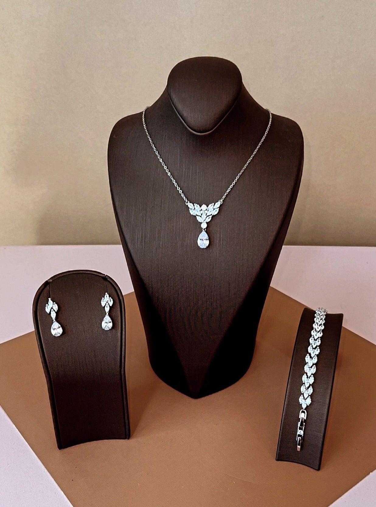 SIRA Swarovski Jewelry Set with Necklace, Bracelet, Drop Earrings