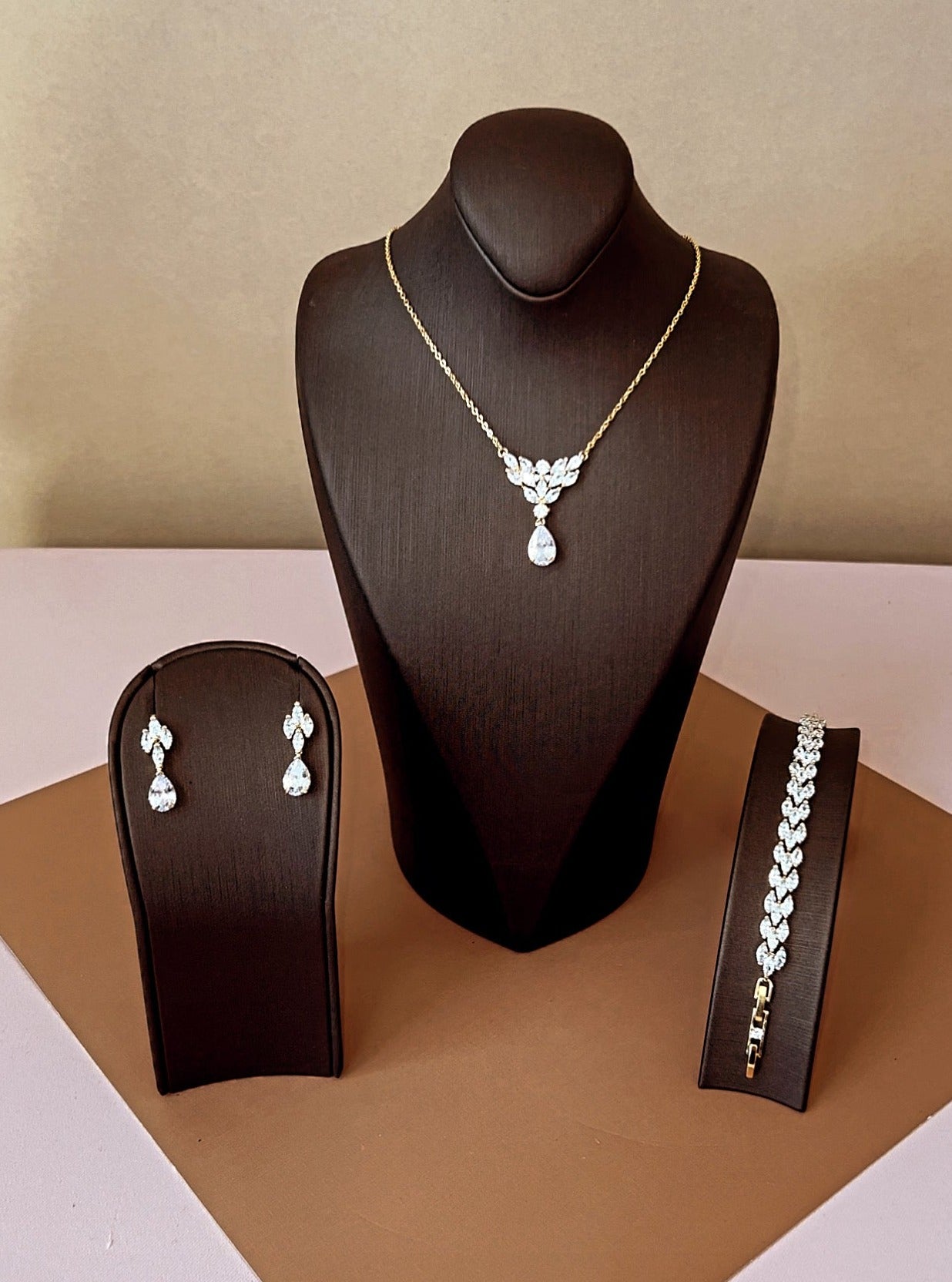 SIRA Swarovski Jewelry Set with Necklace, Bracelet, Drop Earrings